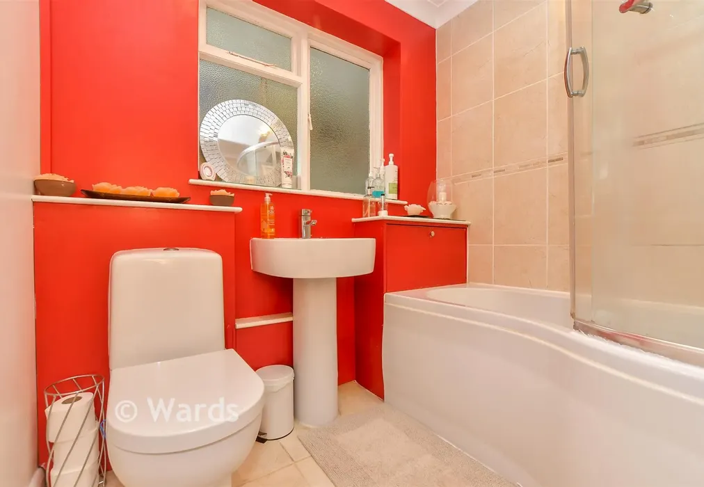 Bathroom - Fieldway, Broad Oak, East Sussex - Wards of Kent