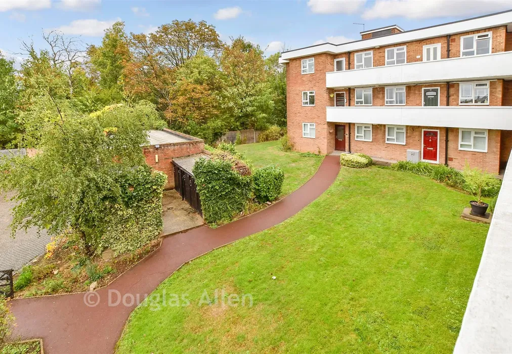 Communal Gardens - Montalt Road, Woodford Green, Essex - Wards of Kent