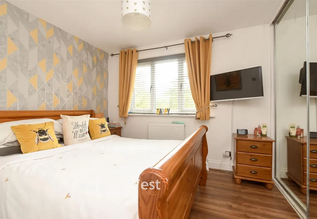 Bedroom 1 - Alberta Drive, Smallfield, Horley, Surrey - Wards of Kent