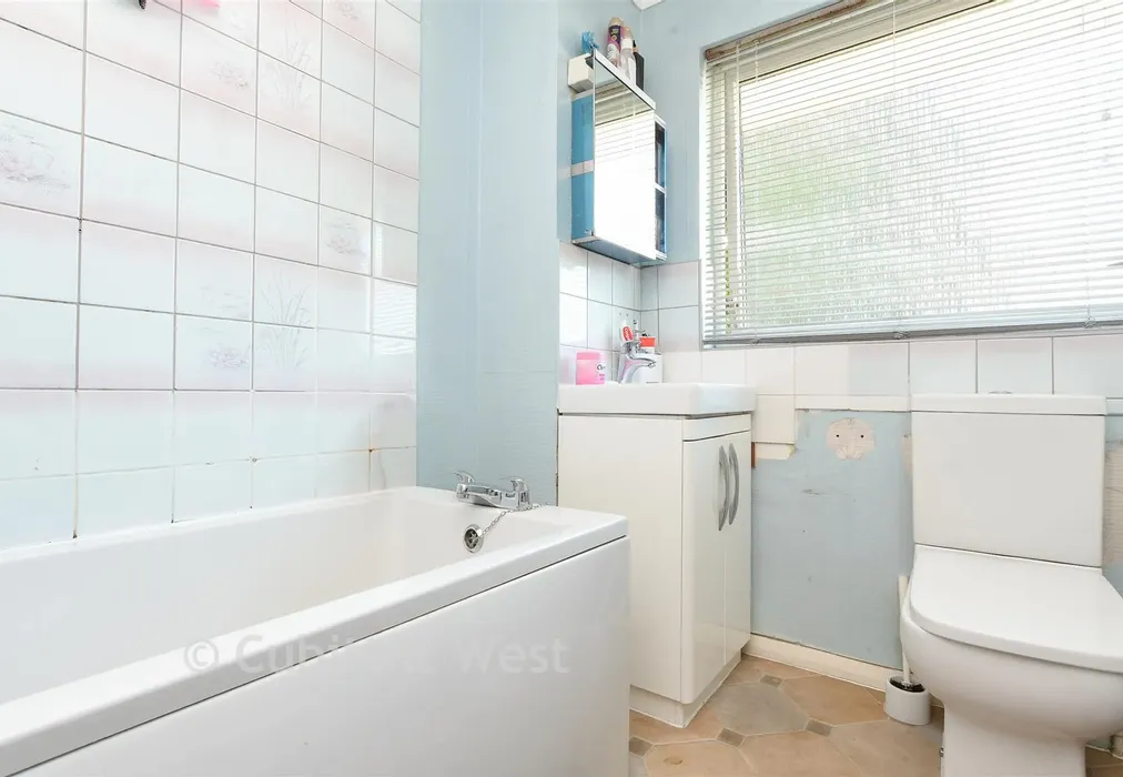 Bathroom - Petridge Road, Redhill, Surrey - Wards of Kent
