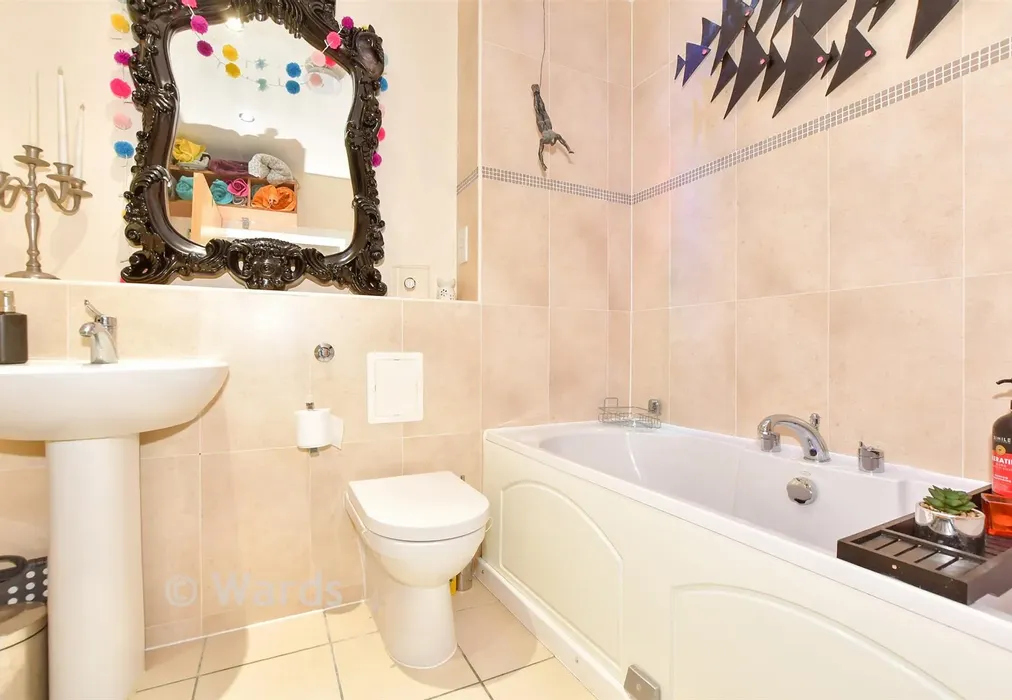 Bathroom - Seabrook Road, Hythe, Kent - Wards of Kent