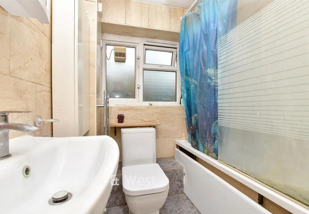 Bathroom - Shrublands Avenue, Croydon, Surrey - Wards of Kent