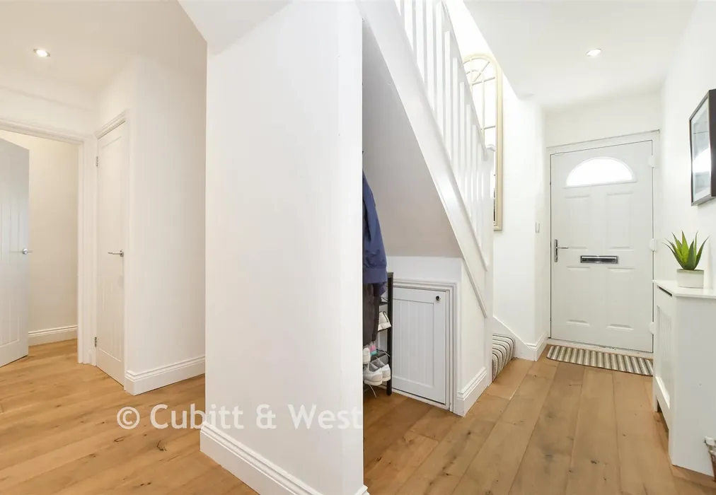 Entrance Hall - Mount Avenue, Chaldon, Caterham, Surrey - Wards of Kent