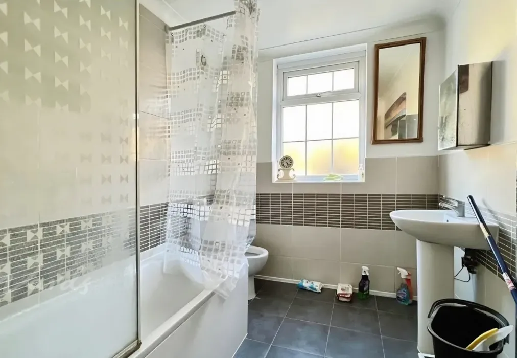 luton bathroom - Luton Road Chatham ME4 - Wards of Kent