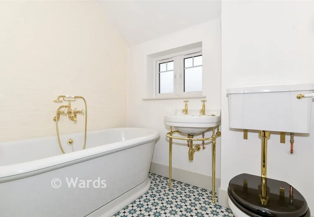 Bathroom - Curzon Road, Maidstone, Penenden Heath, Kent - Wards of Kent