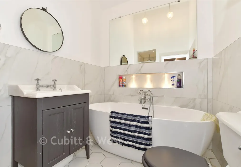 Bathroom - Seaview Road, Woodingdean, Brighton, East Sussex - Wards of Kent