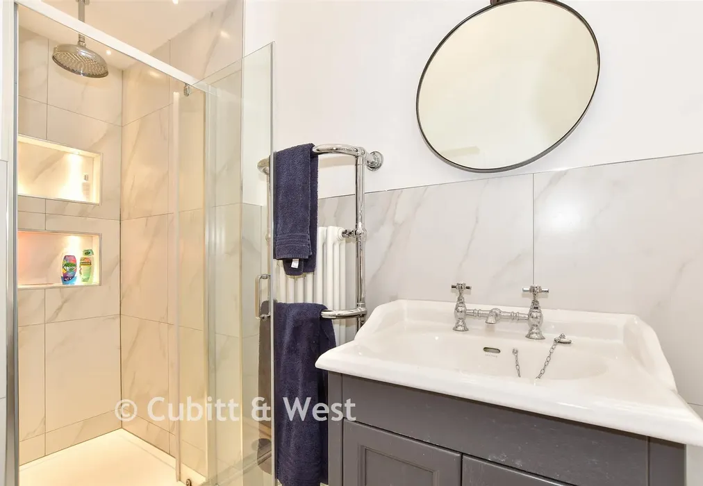 Bathroom - Seaview Road, Woodingdean, Brighton, East Sussex - Wards of Kent