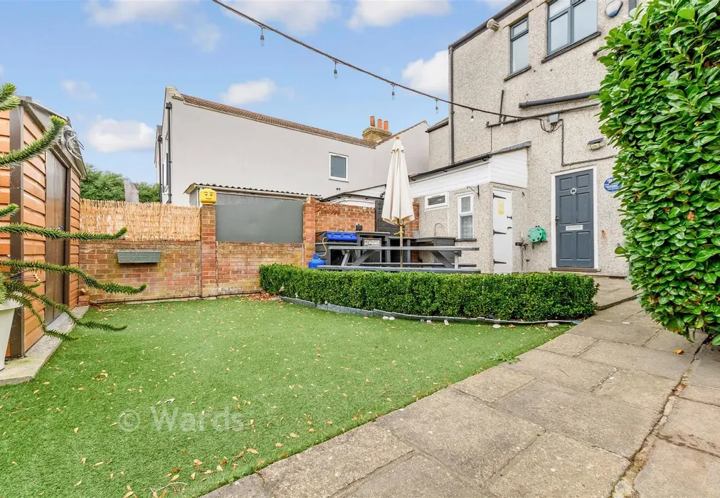 Front Garden - Mayplace Road East, Barnehurst, Kent - Wards of Kent