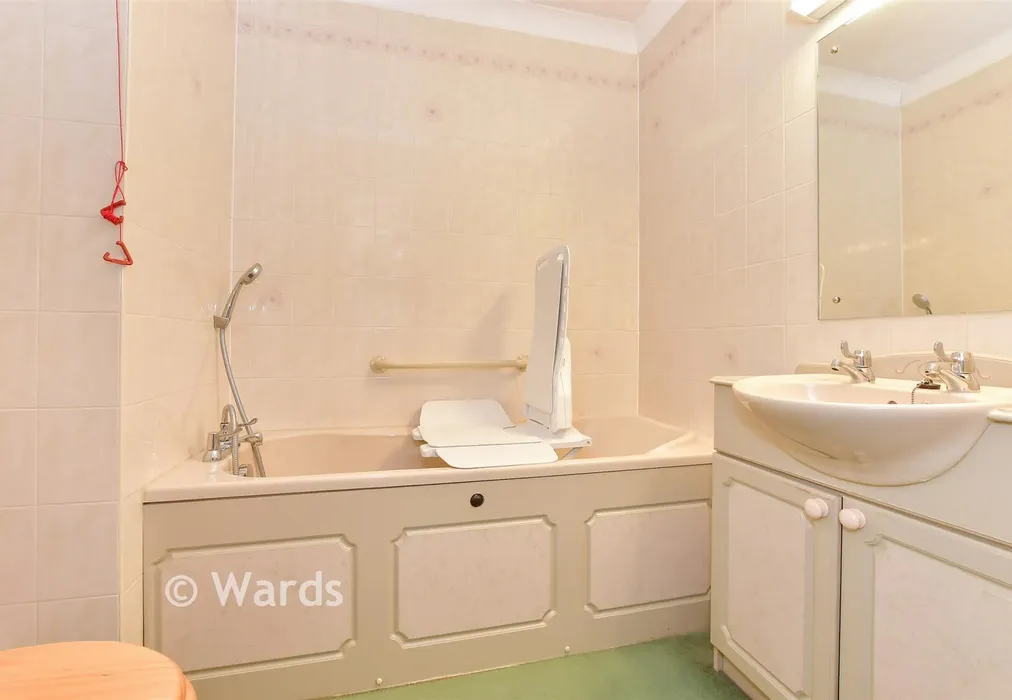 Bathroom - Station Road West, Canterbury, Kent - Wards of Kent