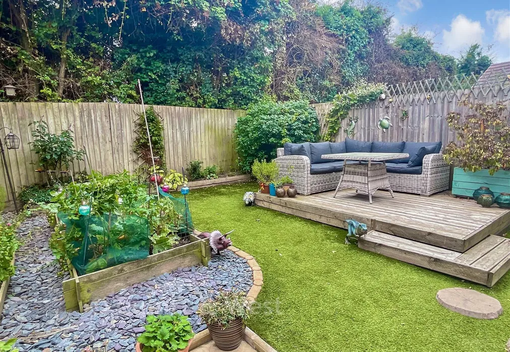 Decked Seating Area - Fellows Gardens, Yapton, Arundel, West Sussex - Wards of Kent