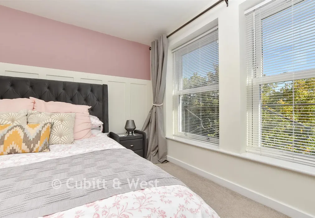 Bedroom 1 - Kings Lane, Sutton, Surrey - Wards of Kent