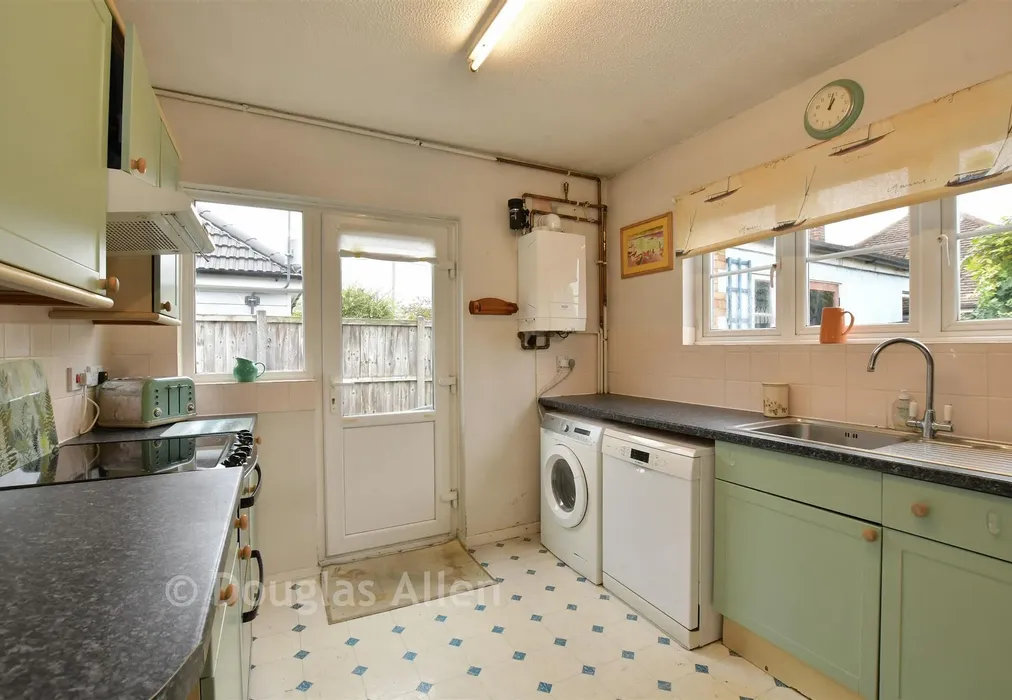 Kitchen - Nevendon Road, Wickford, Essex - Wards of Kent