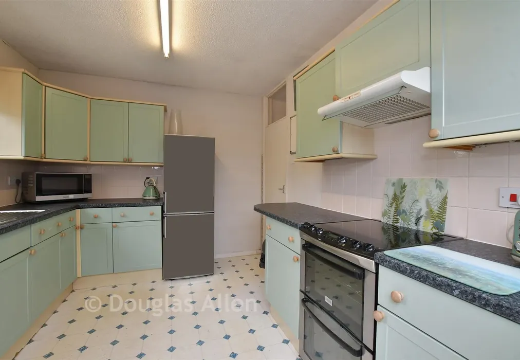 Kitchen - Nevendon Road, Wickford, Essex - Wards of Kent