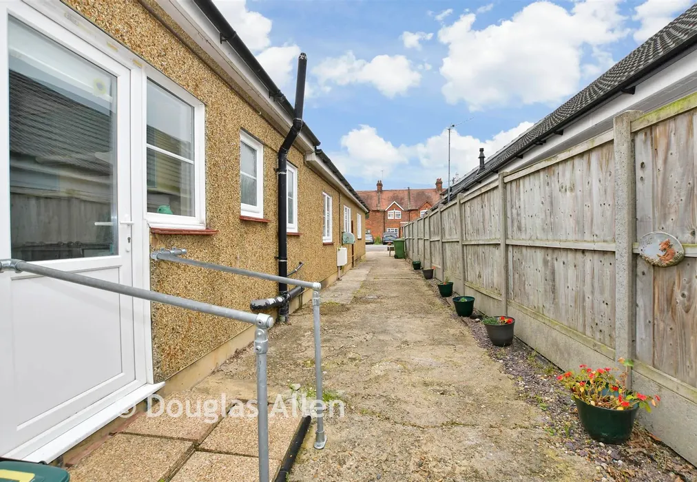 Side Garden - Nevendon Road, Wickford, Essex - Wards of Kent