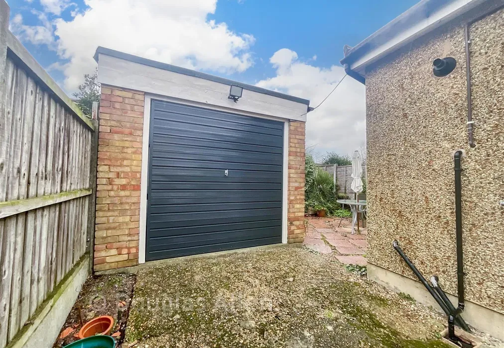 Garage - Nevendon Road, Wickford, Essex - Wards of Kent