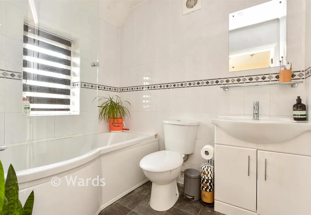Bathroom - Fulham Avenue, Margate, Kent - Wards of Kent