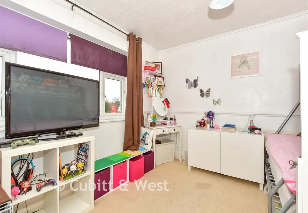 Bedroom 1 - Fairlands, Bognor Regis, West Sussex - Wards of Kent