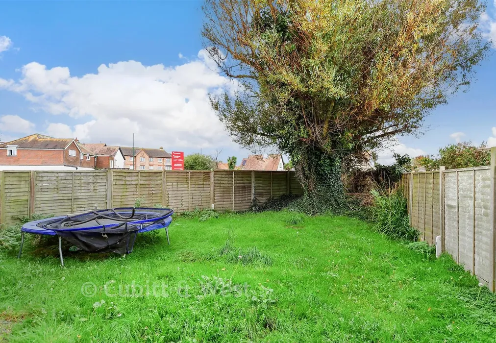 Side Garden - Fairlands, Bognor Regis, West Sussex - Wards of Kent