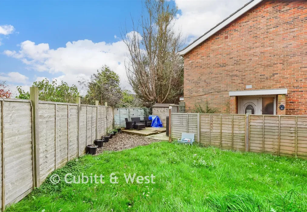Side Garden - Fairlands, Bognor Regis, West Sussex - Wards of Kent