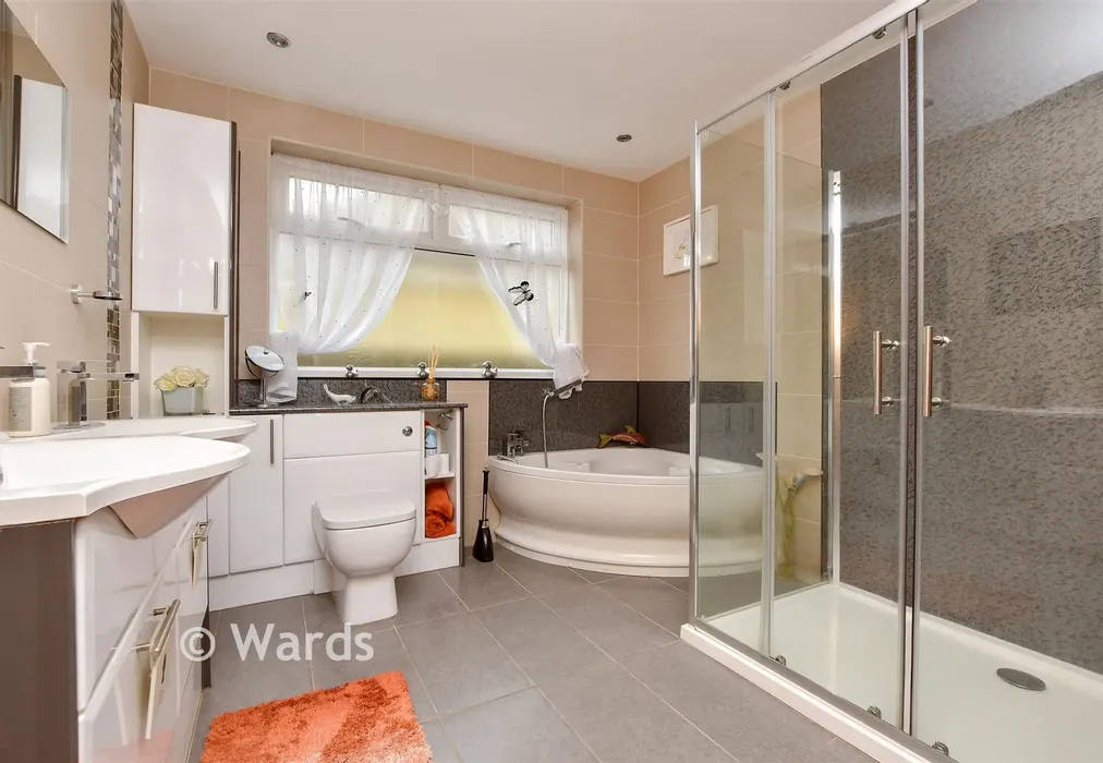 Bathroom - David Avenue, Cliftonville, Margate, Kent - Wards of Kent