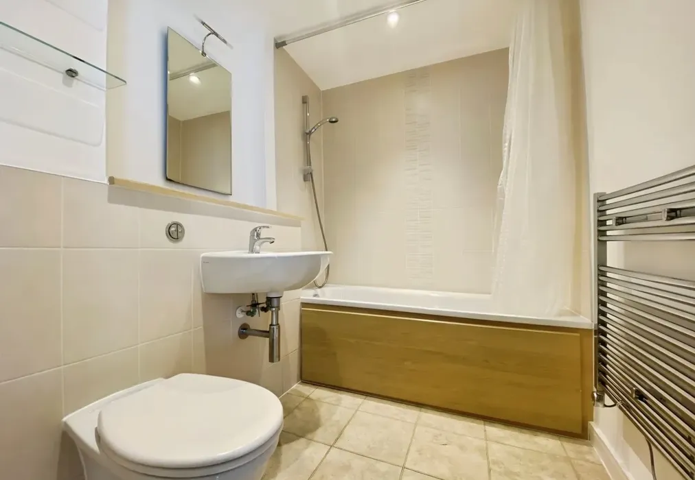 Bathroom - Poynder Drive Snodland ME6 - Wards of Kent