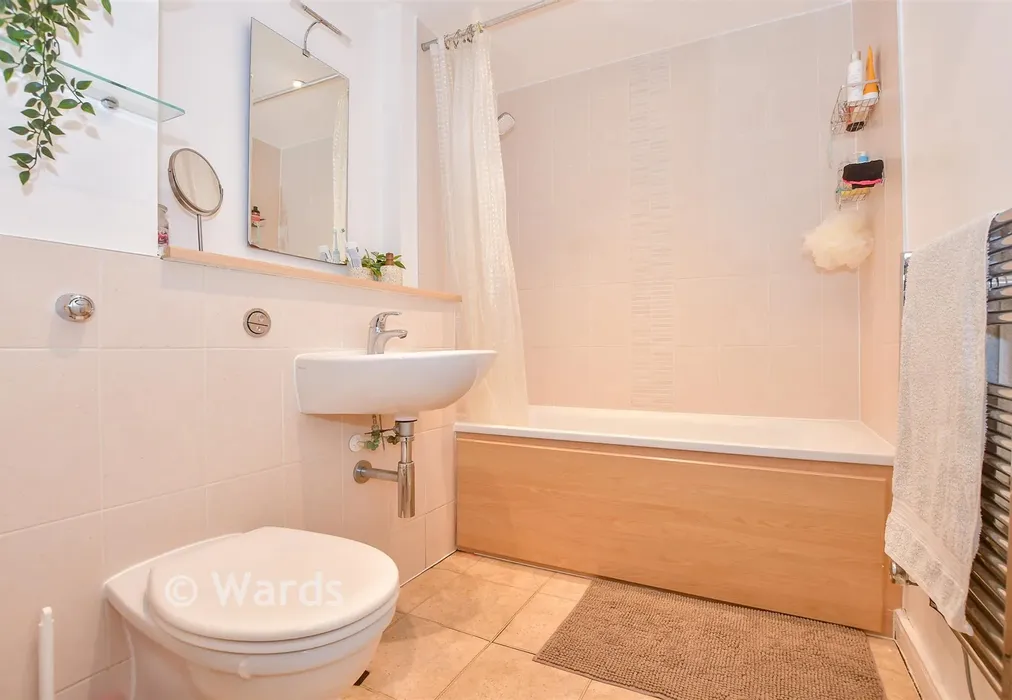 Bathroom - Poynder Drive, Holborough Lakes, Kent - Wards of Kent