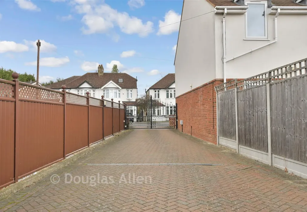 Driveway/Parking - Squirrels Heath Lane, Gidea Park, Essex - Wards of Kent