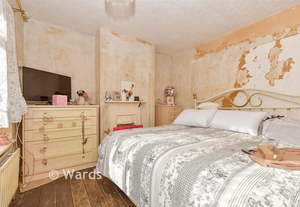 Bedroom 1 - James Street, Ashford, Kent - Wards of Kent
