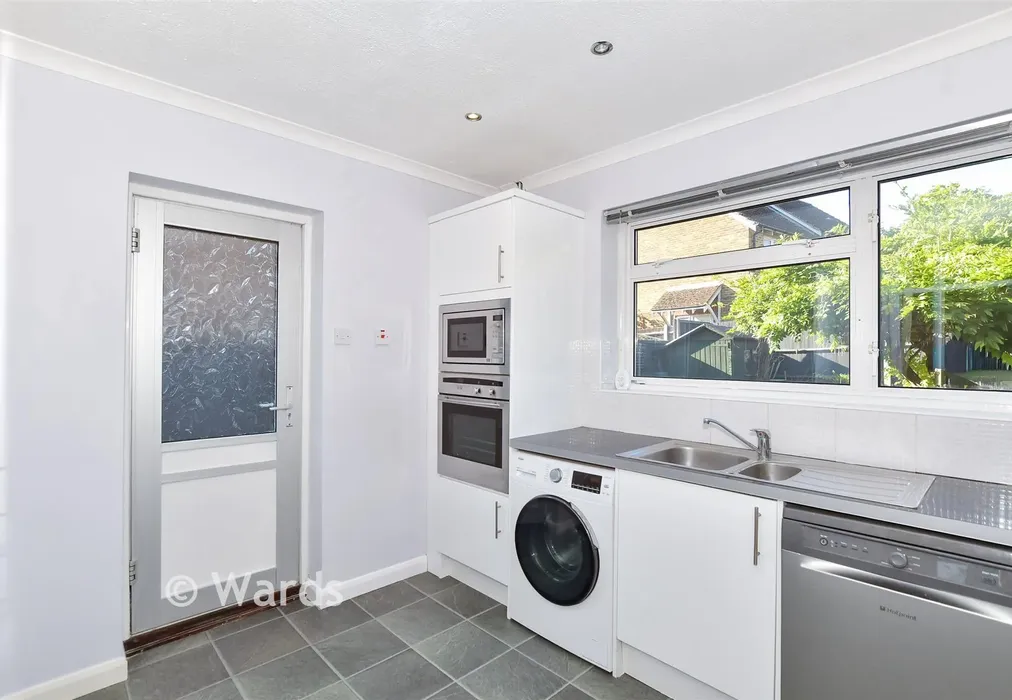 Kitchen - Kingsgate Close, Maidstone, Kent - Wards of Kent