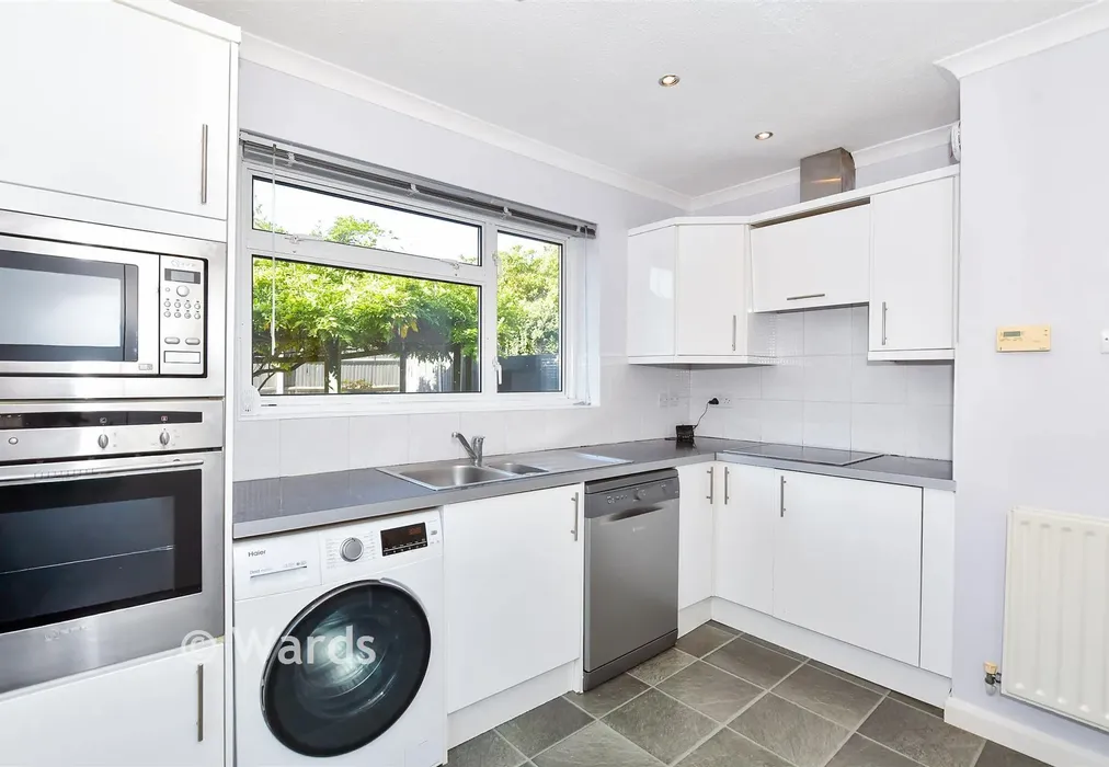Kitchen - Kingsgate Close, Maidstone, Kent - Wards of Kent