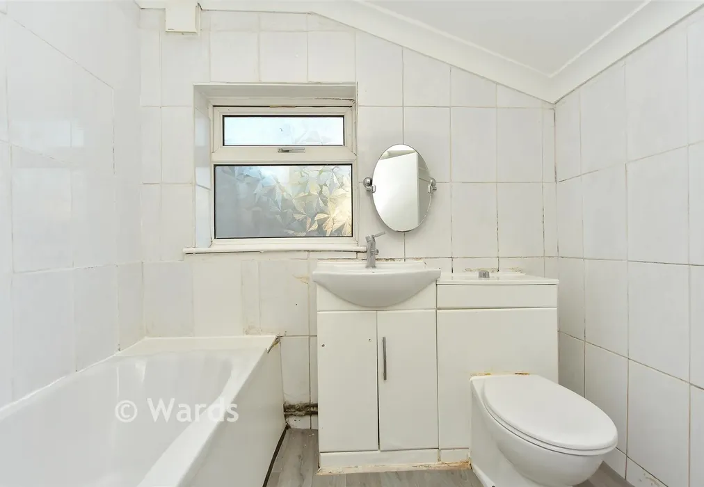 Bathroom - Cowper Road, Gillingham, Kent - Wards of Kent