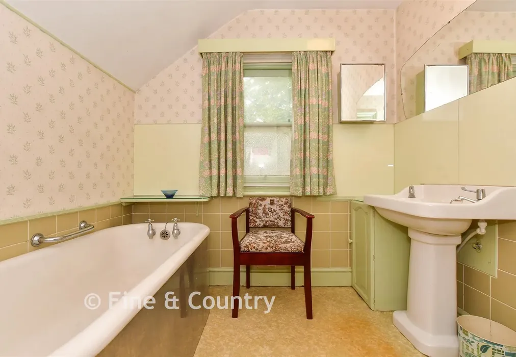 Bathroom - Sturry Hill, Sturry, Canterbury, Kent - Wards of Kent