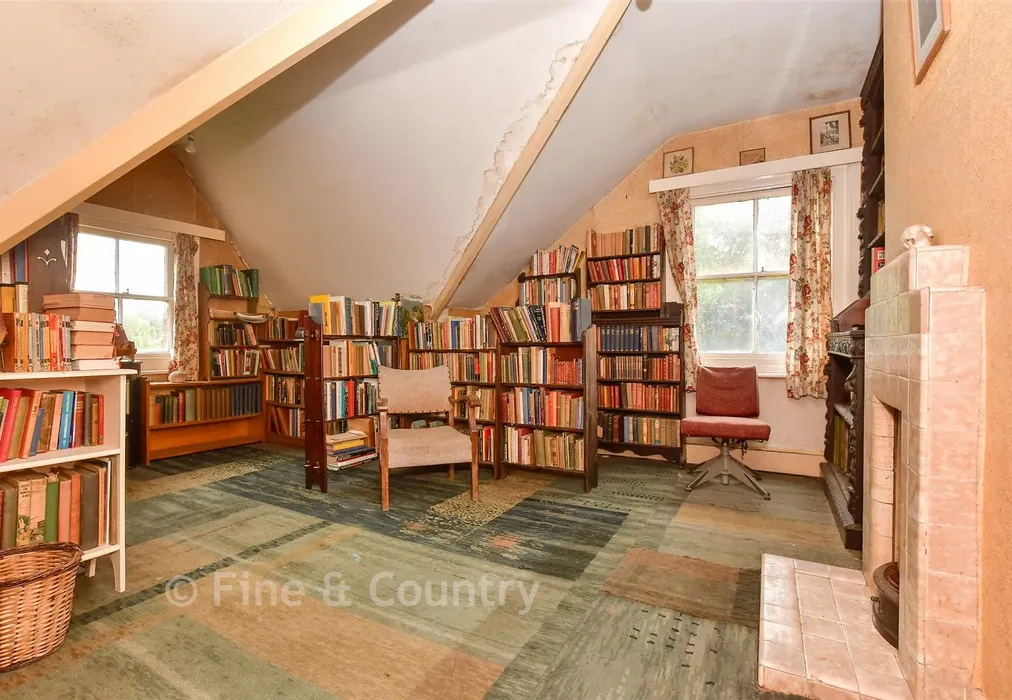 Attic Room 1 - Sturry Hill, Sturry, Canterbury, Kent - Wards of Kent