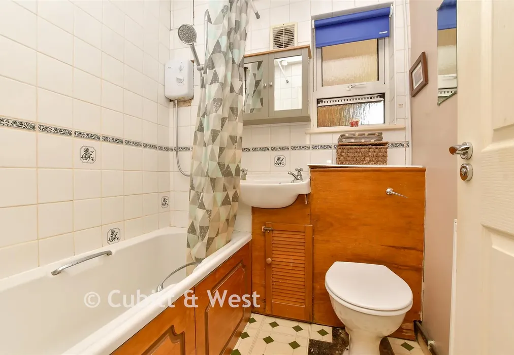 Bathroom - Levett Road, Leatherhead, Surrey - Wards of Kent