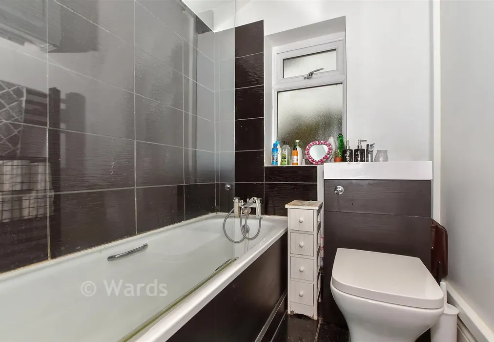 Bathroom - Lower Boxley Road, Maidstone, Kent - Wards of Kent