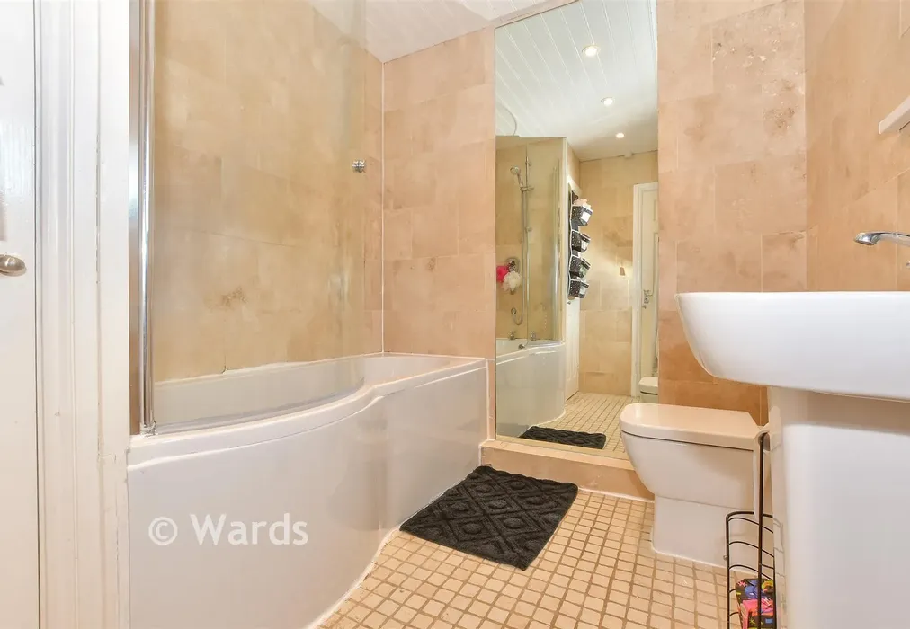Bathroom - Tennyson Road, Ashford, Kent - Wards of Kent