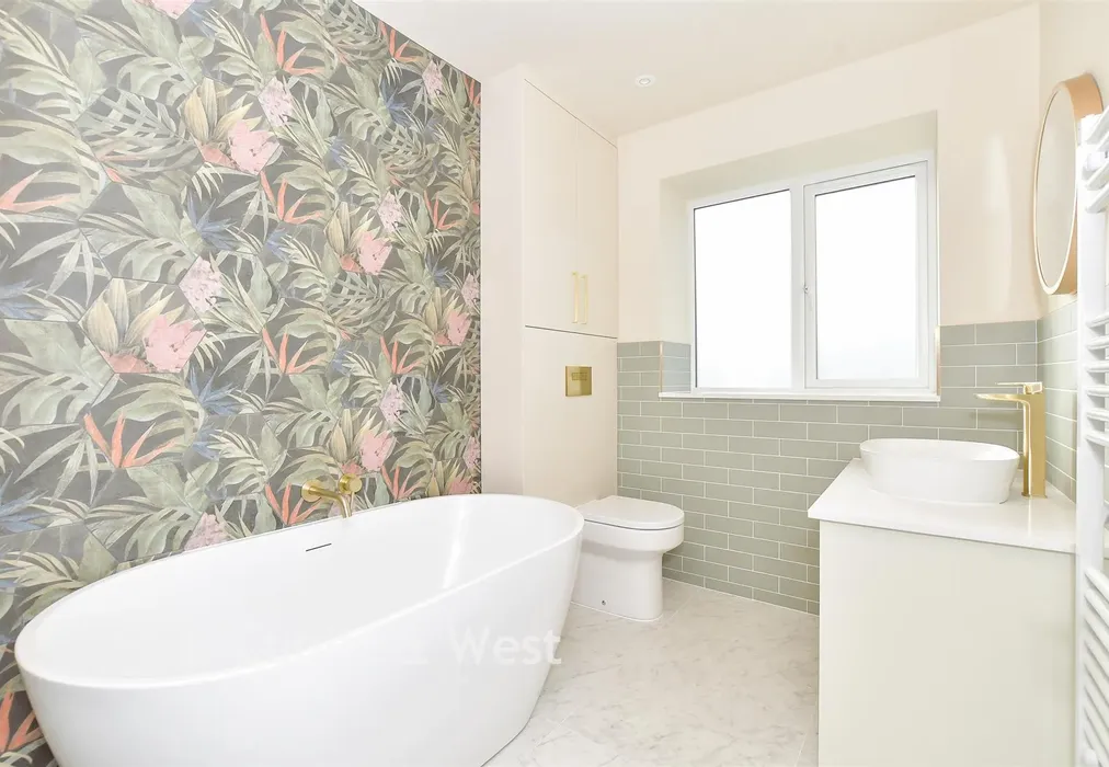 Bathroom - The Darlingtons, Rustington, West Sussex - Wards of Kent