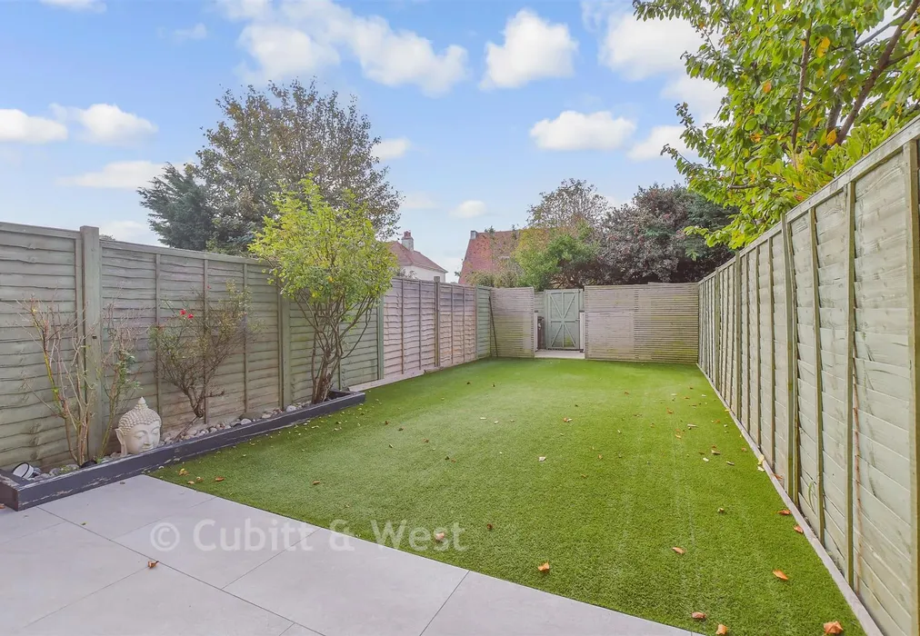 Rear Garden - The Darlingtons, Rustington, West Sussex - Wards of Kent