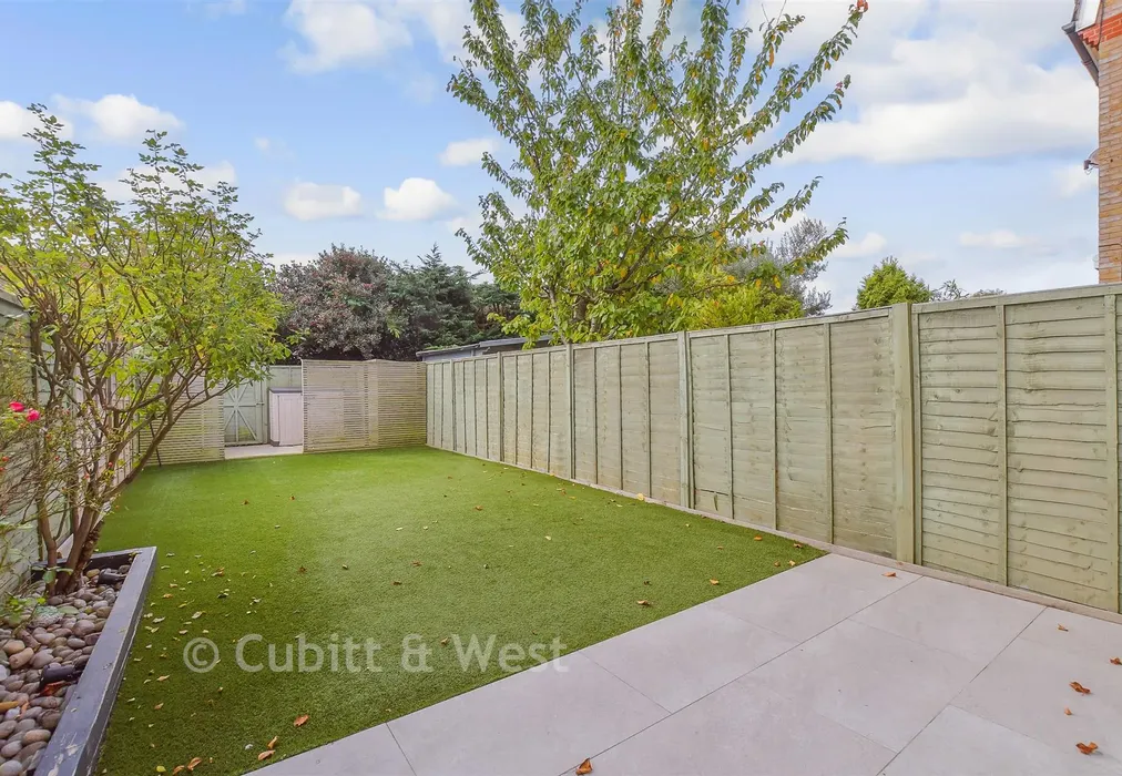 Rear Garden - The Darlingtons, Rustington, West Sussex - Wards of Kent