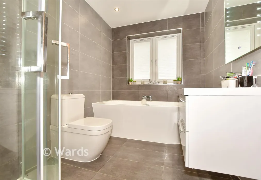 Bathroom - Lower Road, Temple Ewell, Dover, Kent - Wards of Kent