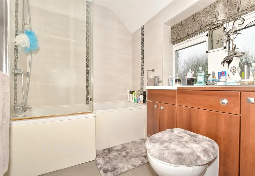 Bathroom - Chaucer Road, Elvington, Dover, Kent - Wards of Kent