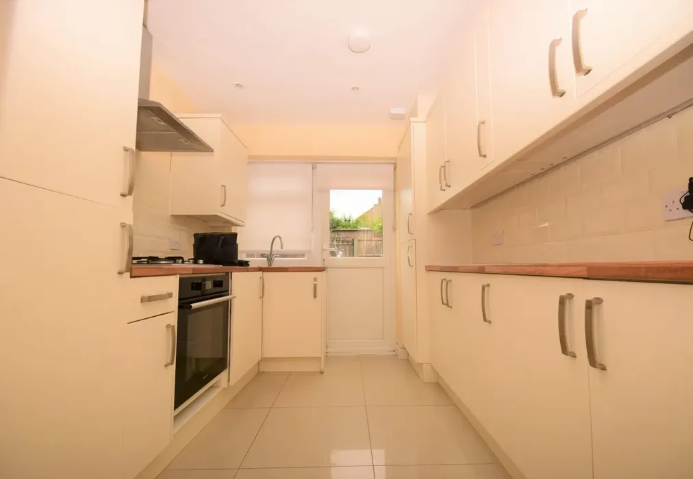 Kitchen - Lee Walk, Basildon, SS16 - Wards of Kent