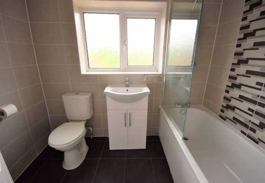 Bathroom - Lee Walk, Basildon, SS16 - Wards of Kent