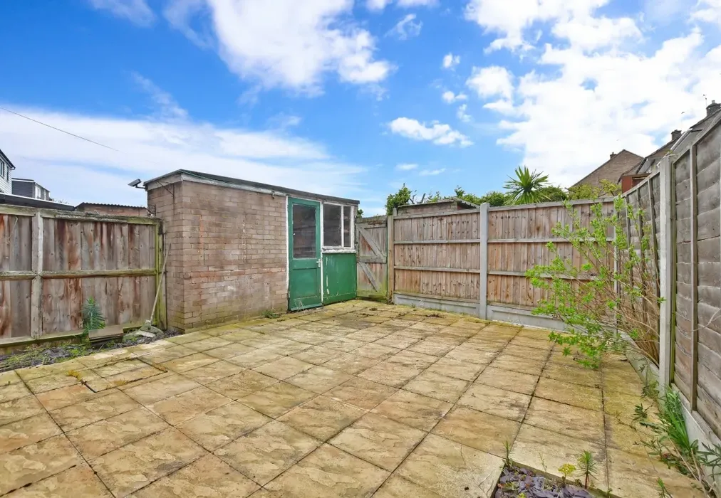 Garden - Lee Walk, Basildon, SS16 - Wards of Kent
