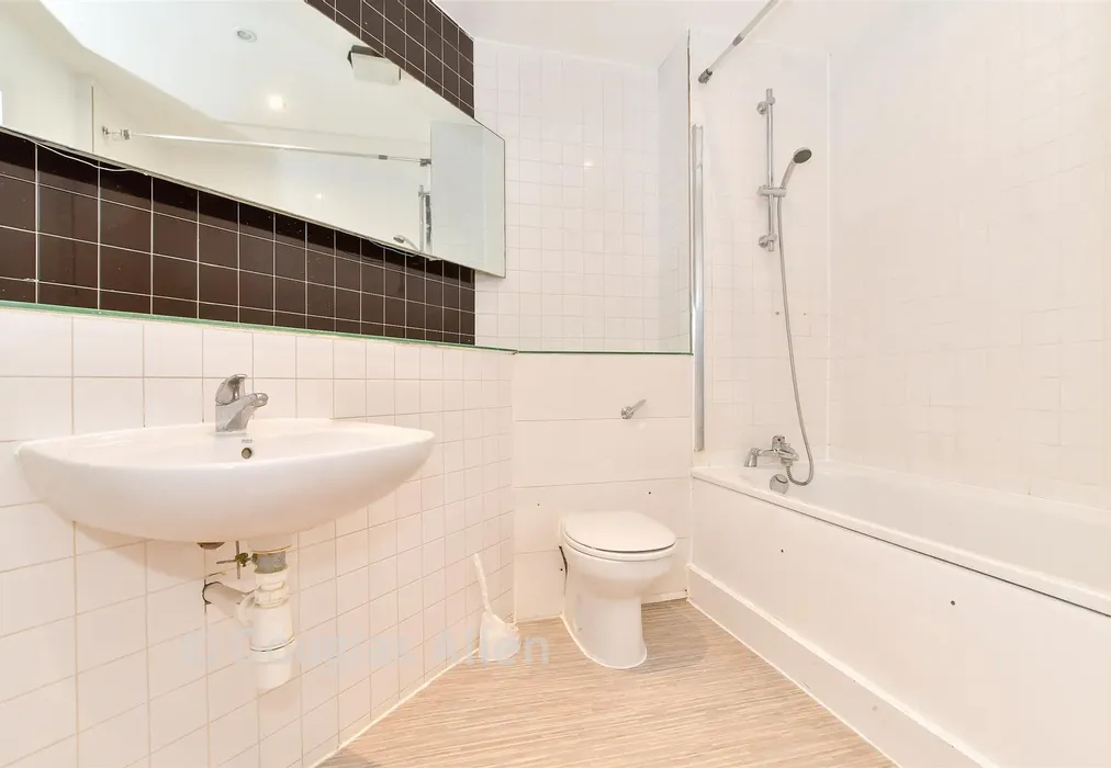 Bathroom - Longbridge Road, Barking, Essex - Wards of Kent