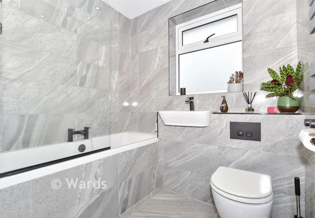 Bathroom - Weavers Close, Staplehurst, Kent - Wards of Kent