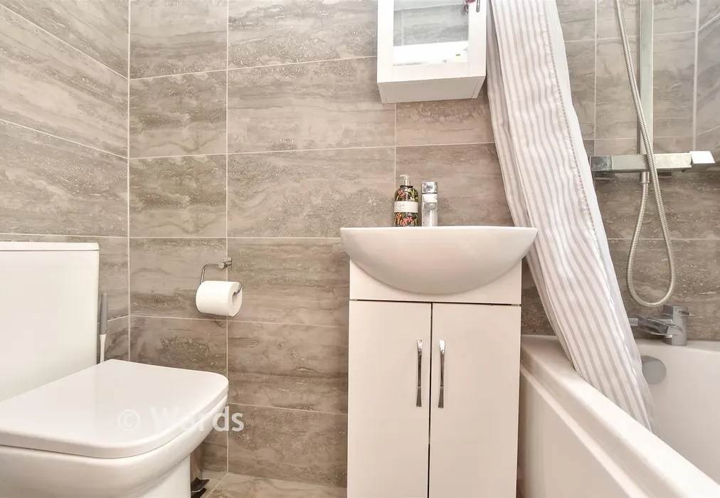 Bathroom - Allen Street, Maidstone, Kent - Wards of Kent