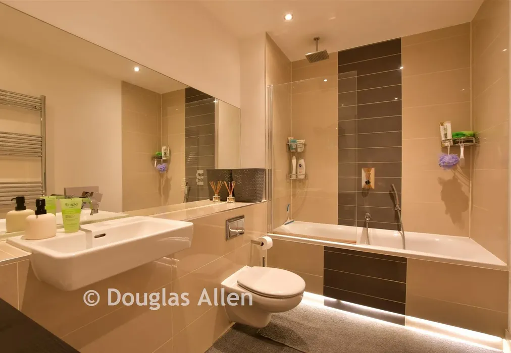 Bathroom - High Street, London - Wards of Kent