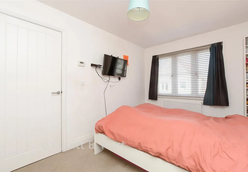 Bedroom 1 - Tern Avenue, Horsham, West Sussex - Wards of Kent