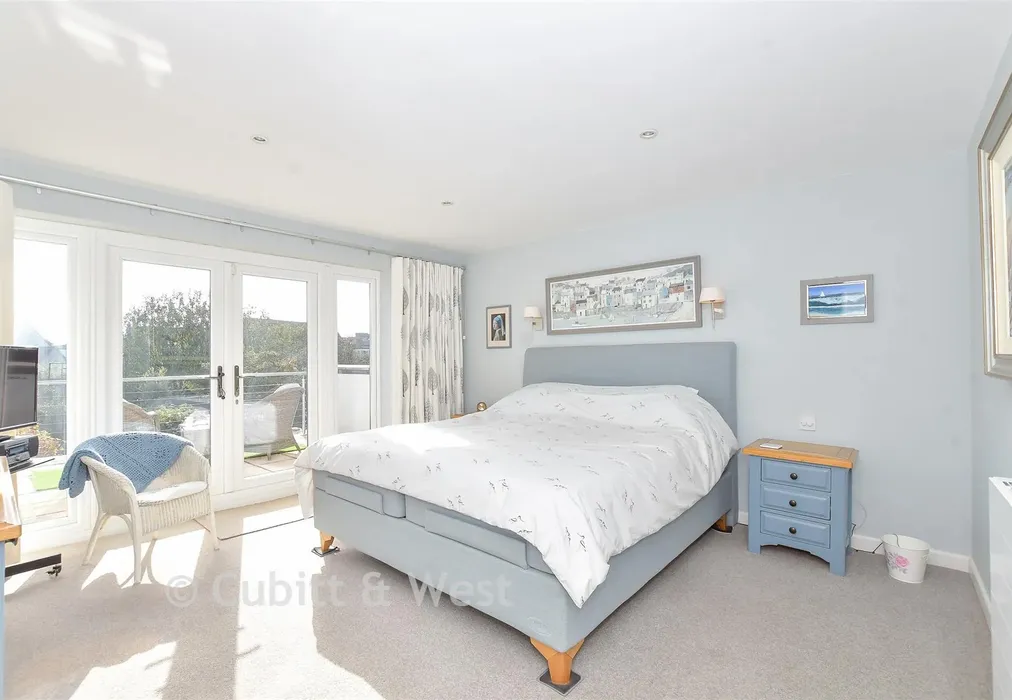 Bedroom 1 - Bacon Lane, Hayling Island, Hampshire - Wards of Kent